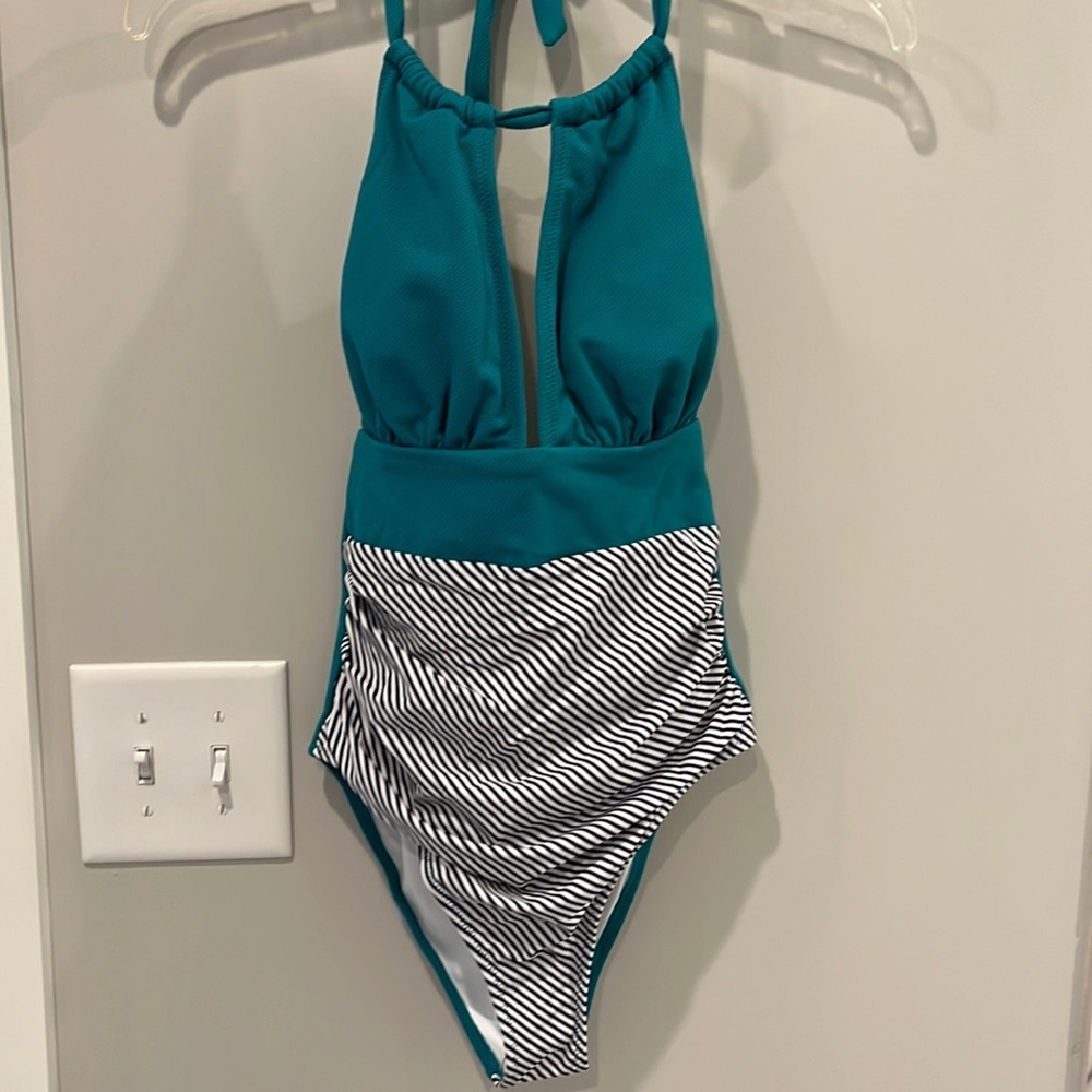 NWT XS Cupshe One Piece Bathing Suit
